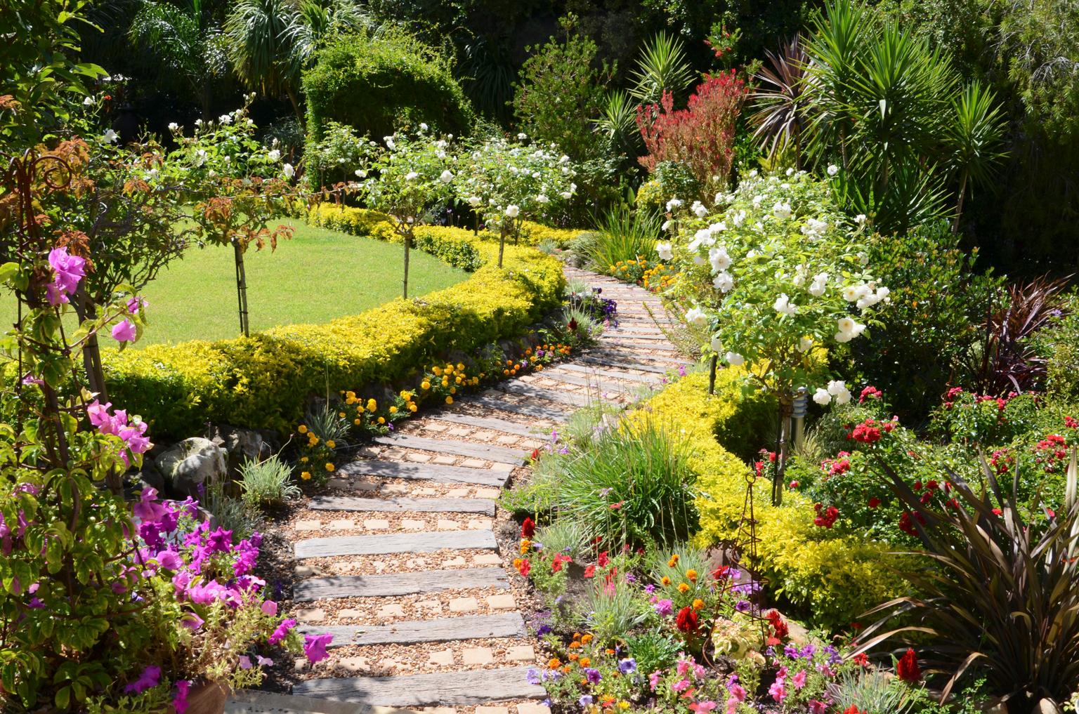 Ötletes kerti utak és támfalak