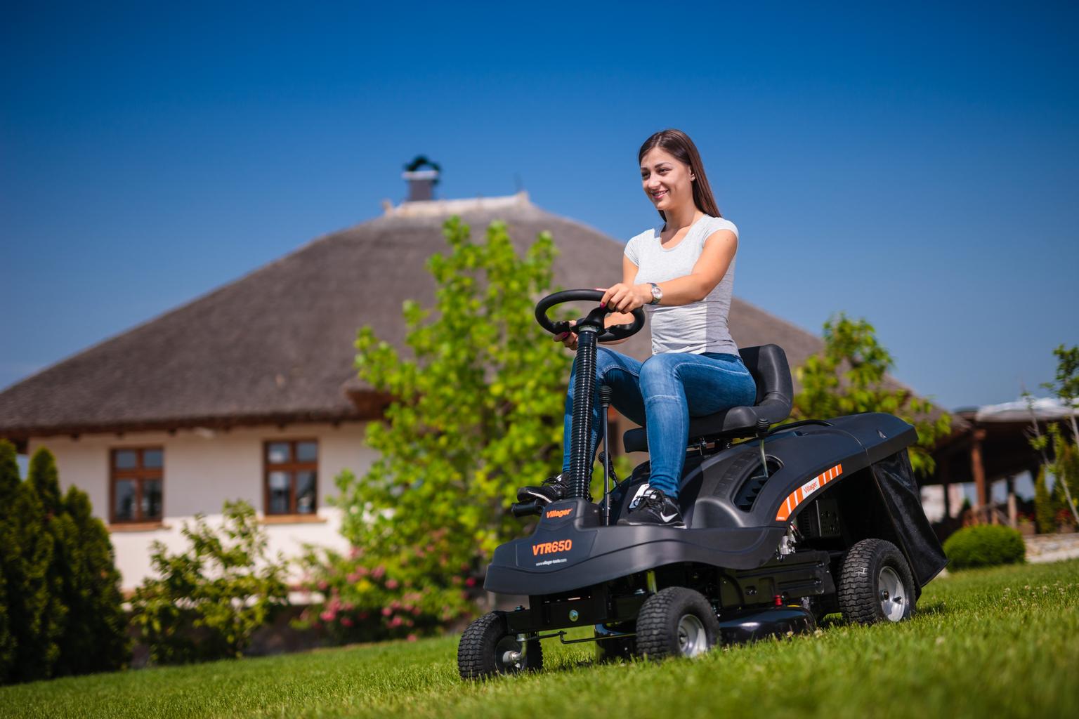 Villager benzines fűnyíró traktor