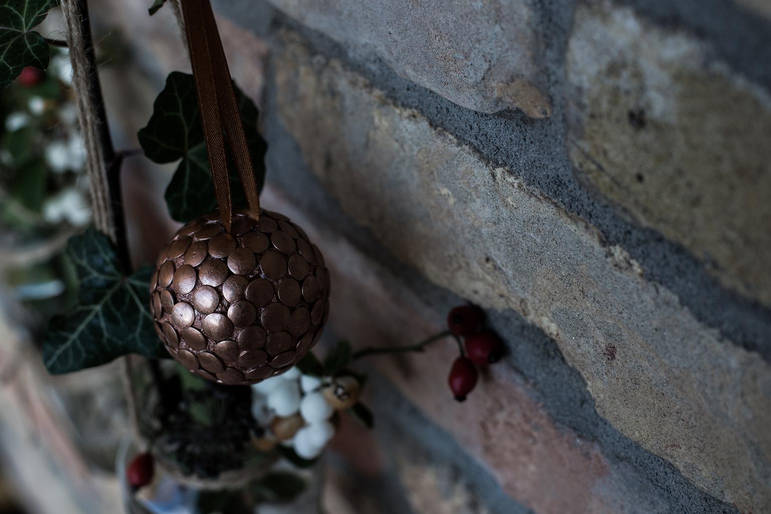 Készíts mesés gömbdíszt rajzszegekből!