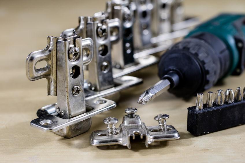 A kivetőpánt típusai és felszerelése: hogyan?