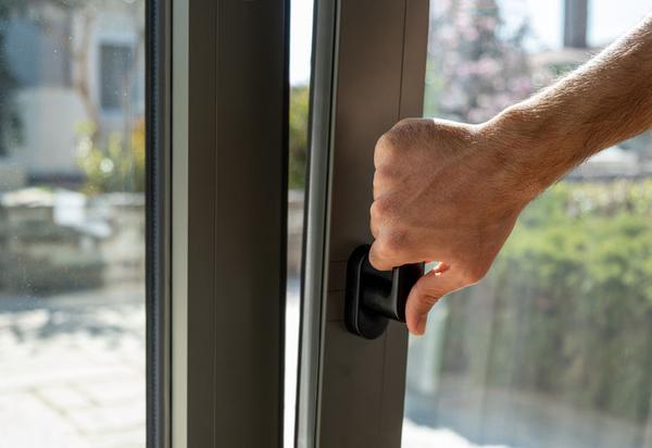 Bukó nyíló ablak kiakasztása, tisztítása – Így csináld!
