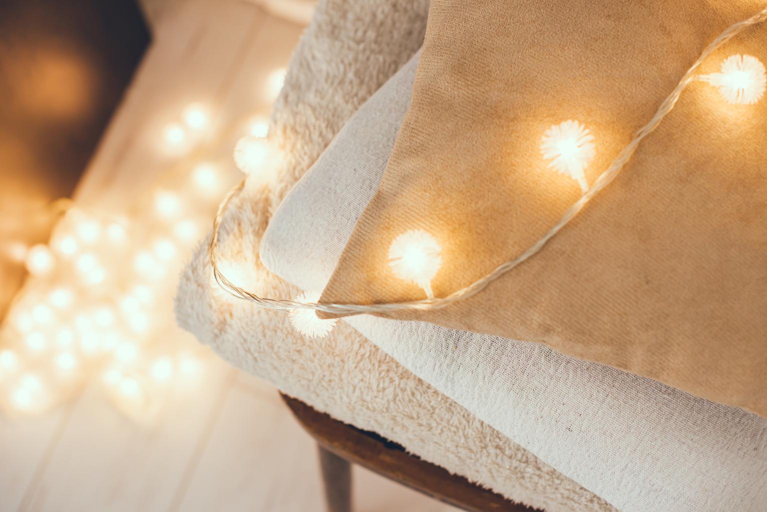 A téli szürkeség ellen: dekoráljuk a lakást fényfüzérrel!