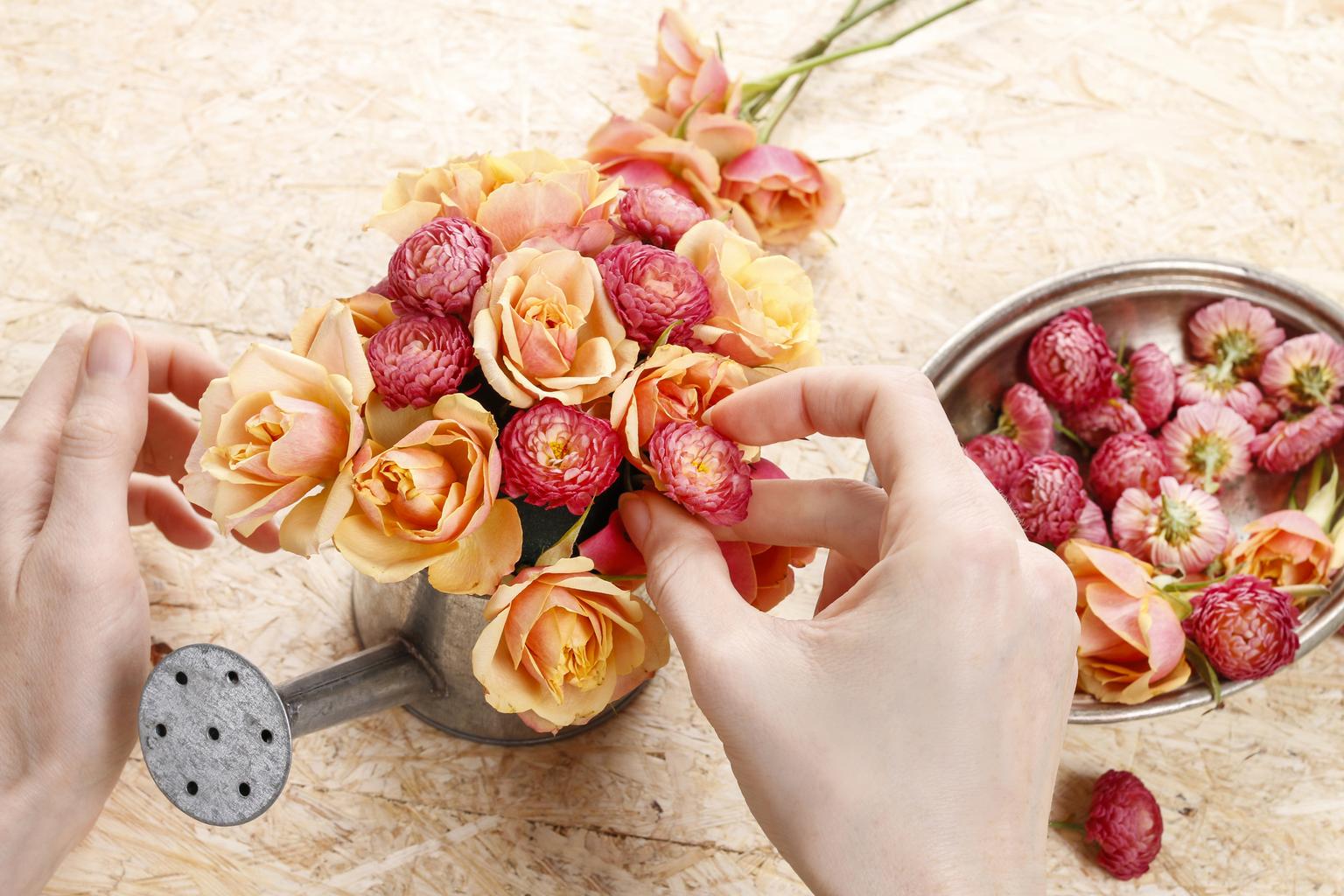 Csináld magad: tavaszi dísz öntözőkannából