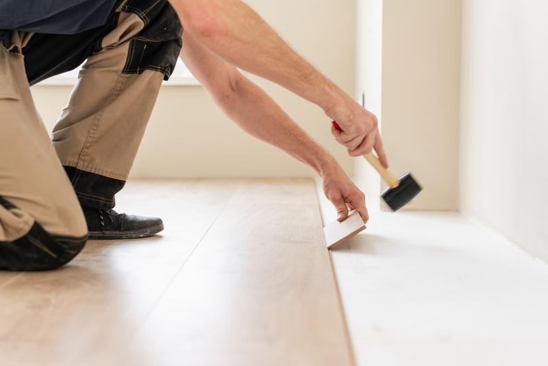 A laminált padló szabályos és szakszerű lerakása – lépésről lépésre