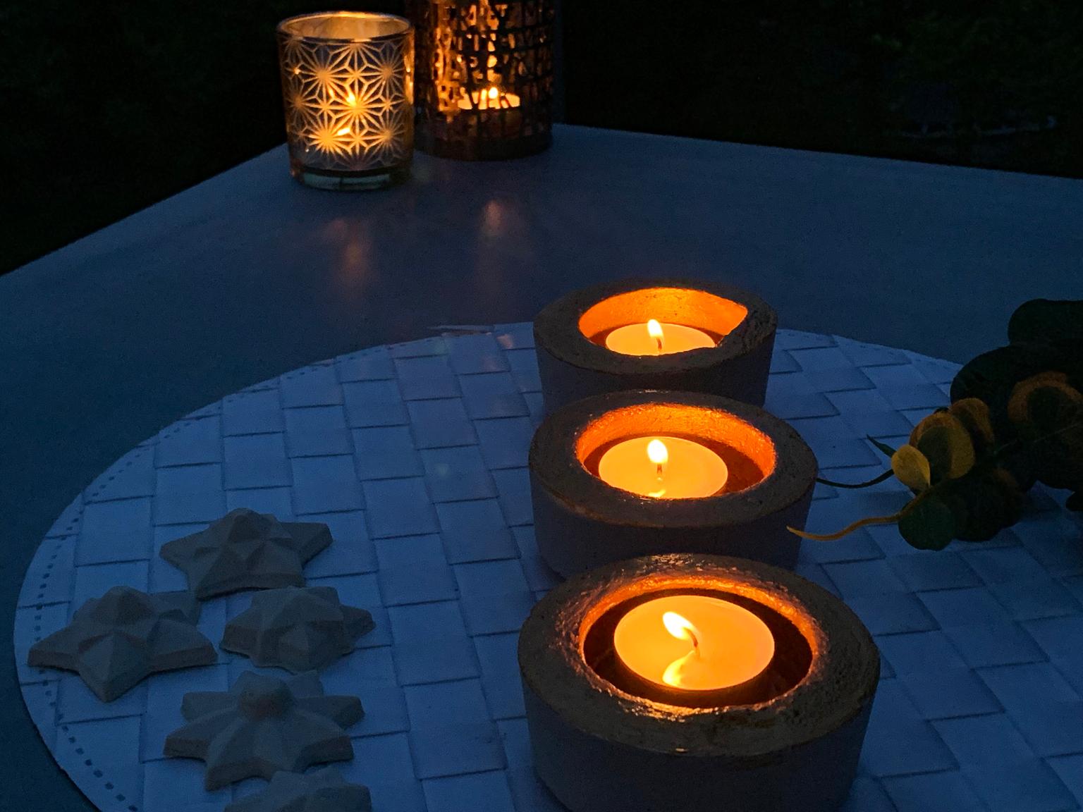 Készítsen aranyszínű mécsestartót!