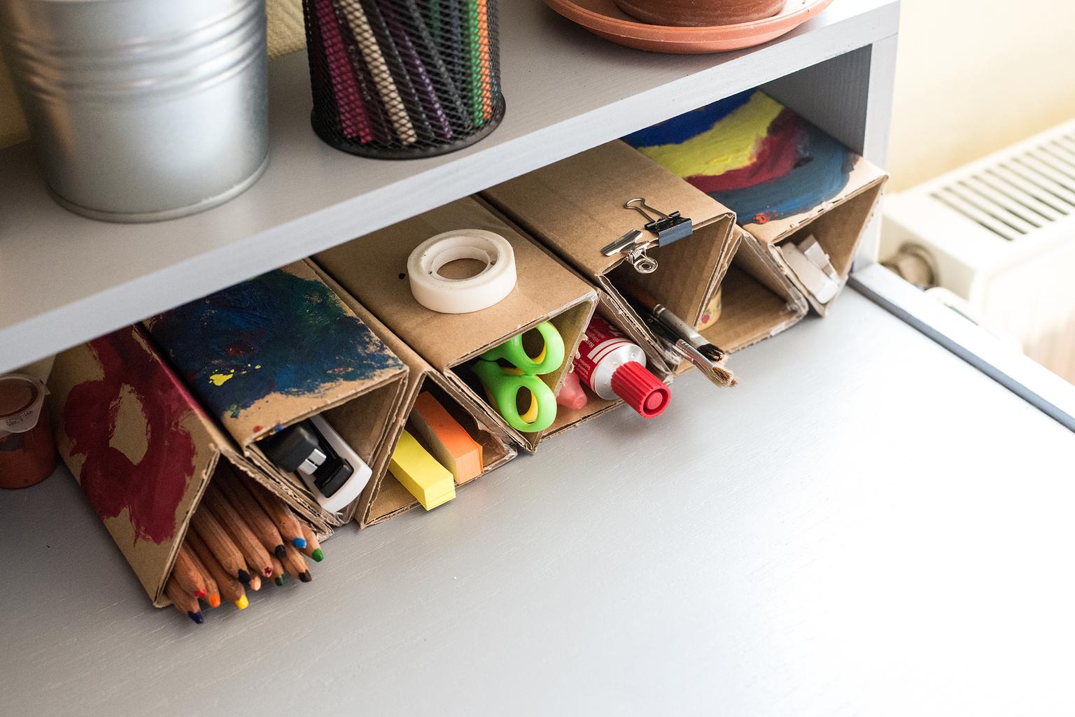 Íróasztali tároló hulladék kartonból