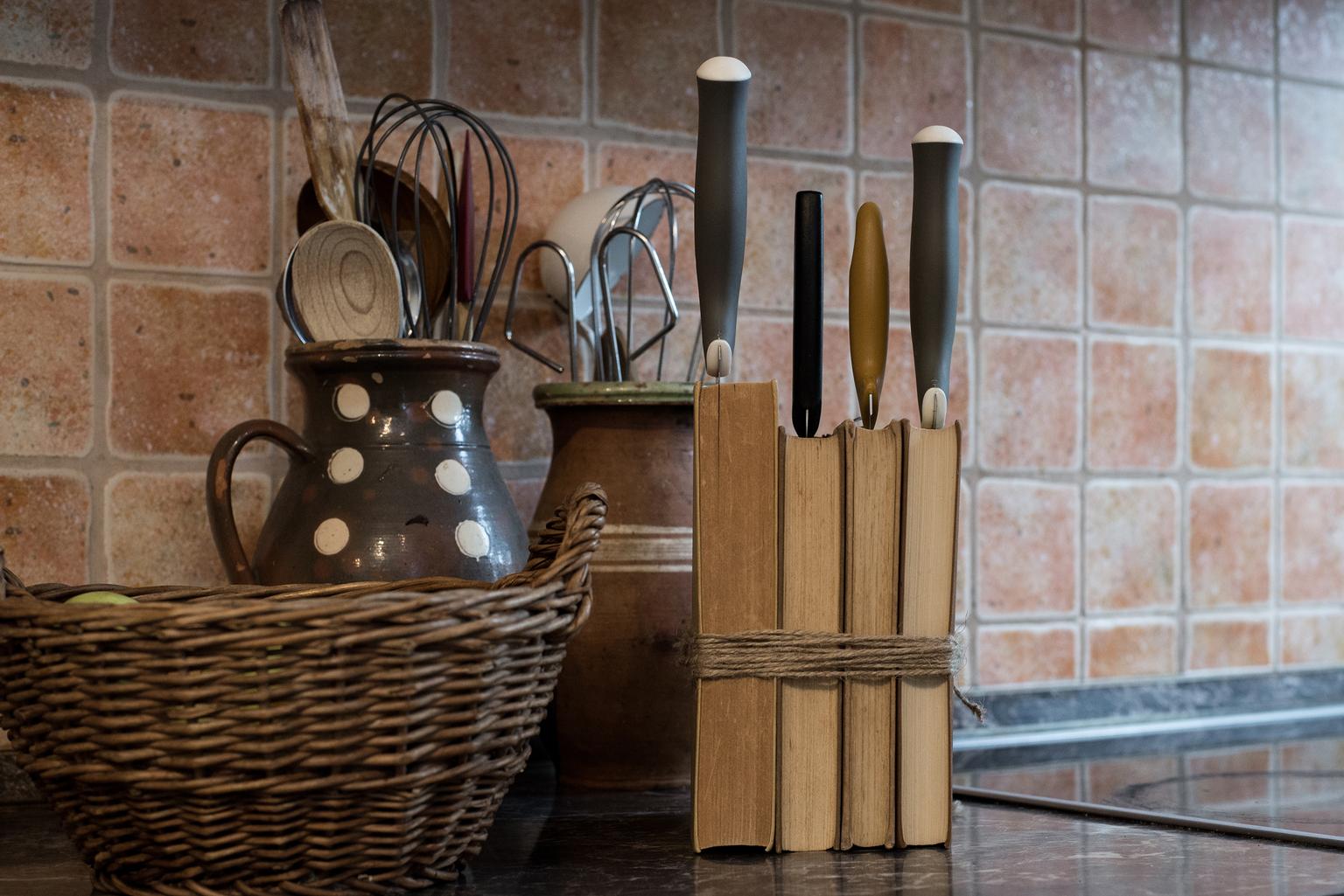 Rusztikus késtartó antikvár könyvekből