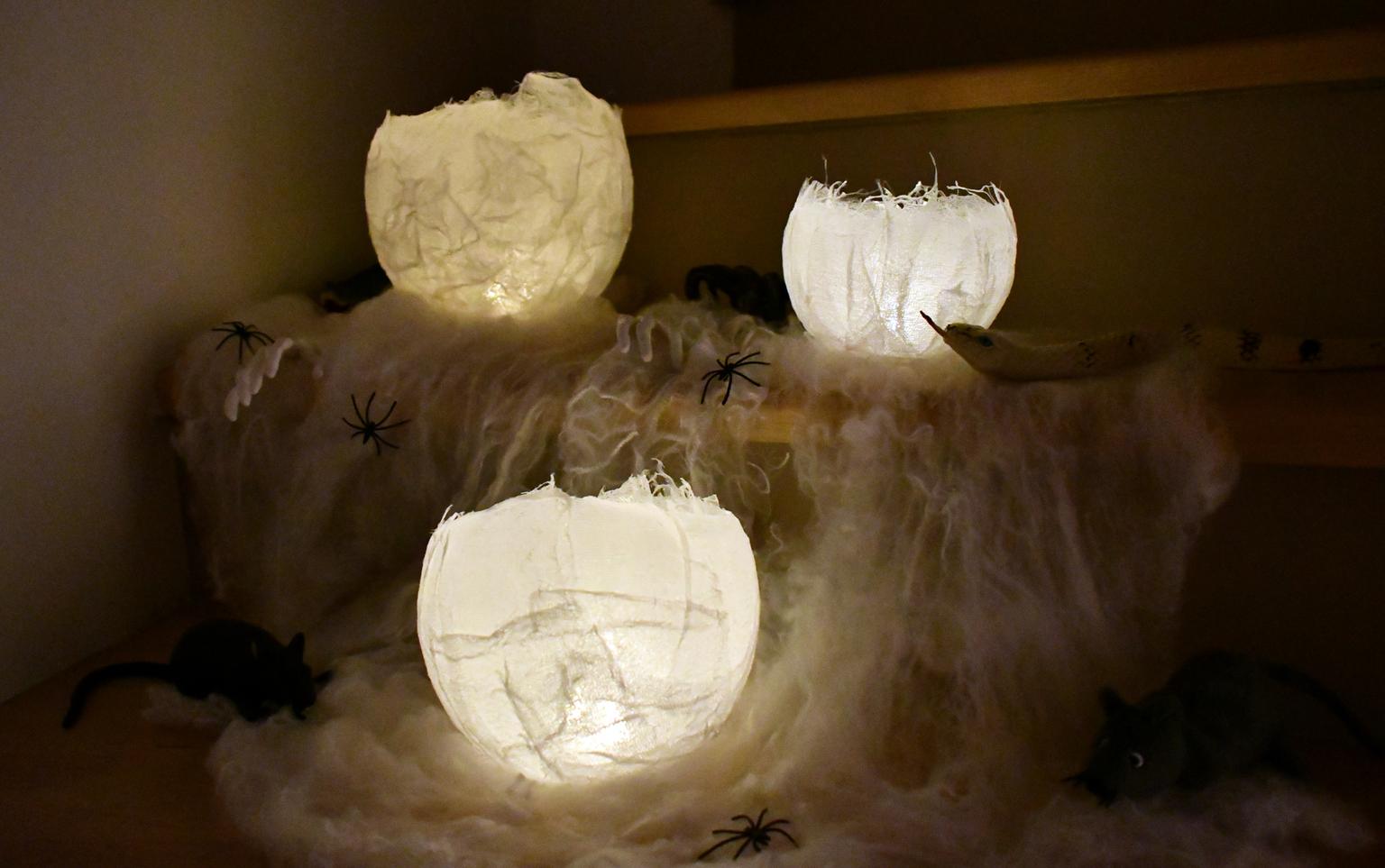 Így készítsen gézlámpát Halloweenre!