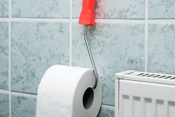 Újrahasznosítás: WC-papír tartó a festőhenger nyeléből