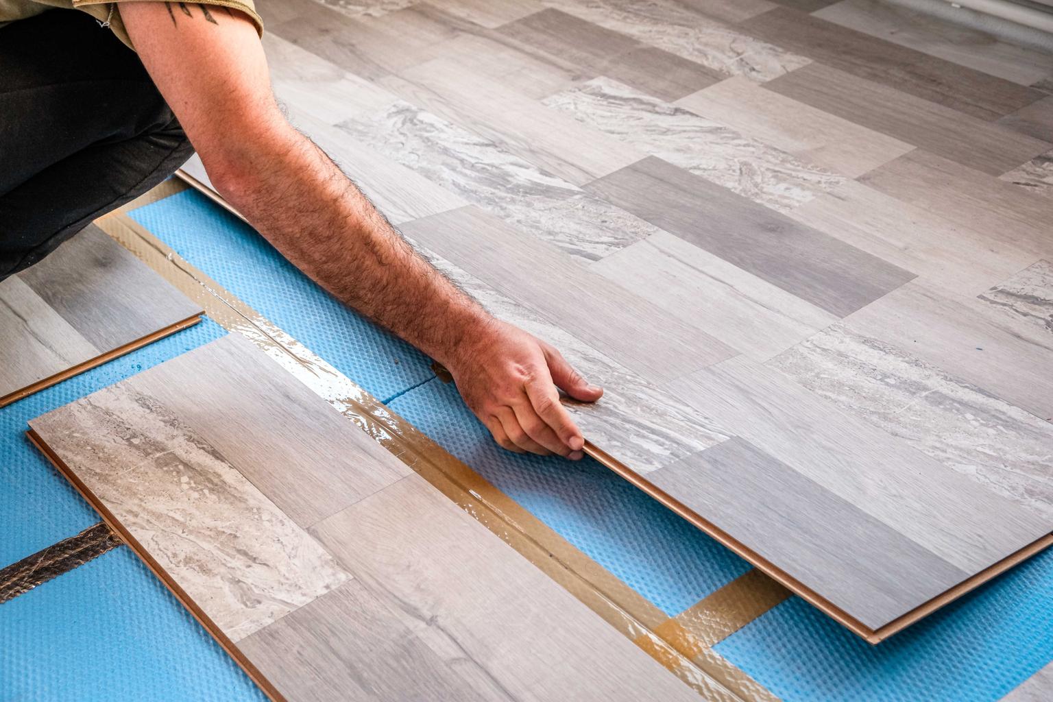 CIKK: Laminált padló lerakása lépésről lépésre