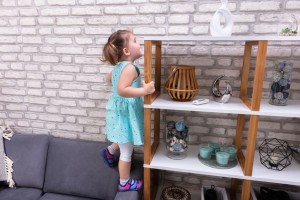 Bútorok biztonságos fali rögzítése a gyermekek védelme érdekében